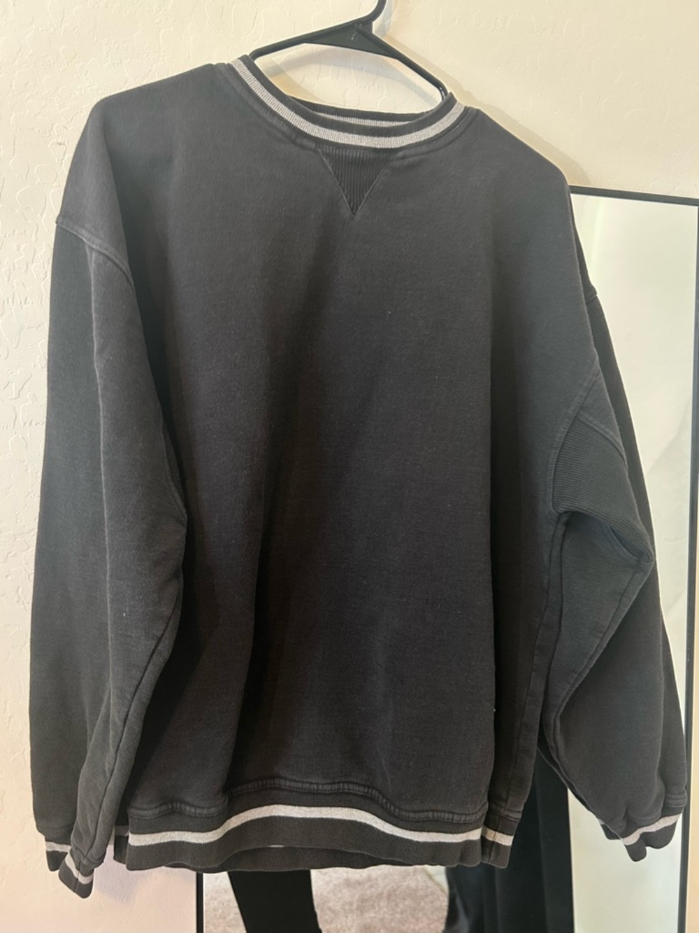 Vintage Iowa Hawkeyes Men's Black Crewneck Sweatshirt with Contrast Trim